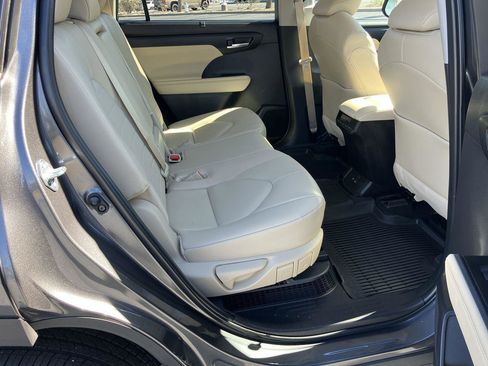 New 2025 Toyota Highlander XLE image 11