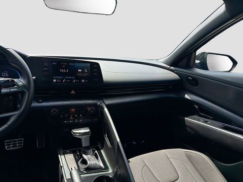 Certified 2025 Hyundai Elantra Sport image 22