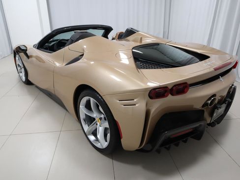 Used 2022 Ferrari SF90 Spider image 15