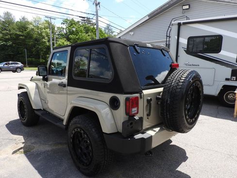 Used 2018 Jeep Wrangler Sahara w/ Connectivity Group AWD/4WD image 3
