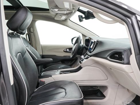 Used 2023 Chrysler Pacifica Limited FWD image 13