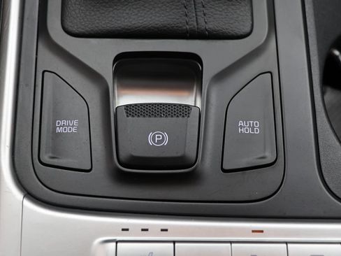 Used 2025 Kia Carnival FWD image 24