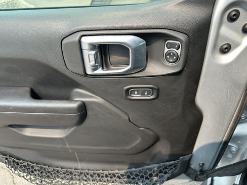 Used 2023 Jeep Gladiator Rubicon w/ Cold Weather Group AWD/4WD image 14