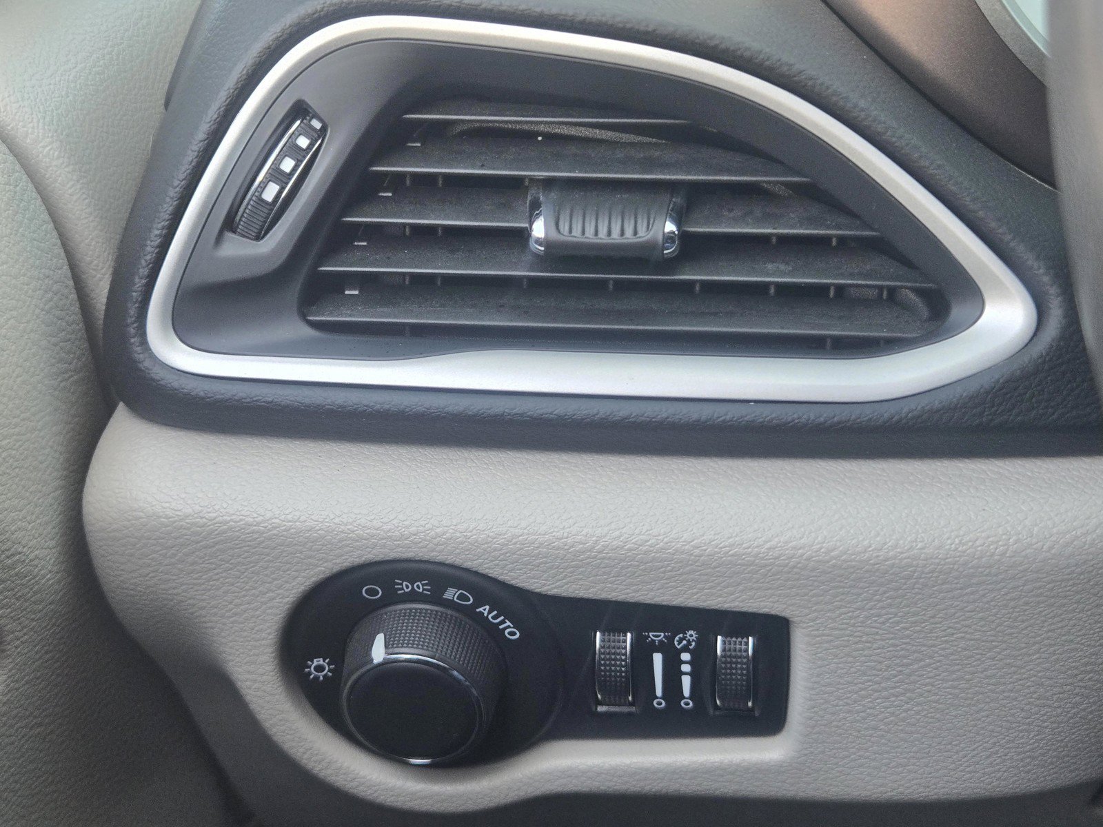 Used 2023 Chrysler Voyager LX FWD image 19