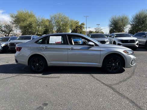 Used 2024 Volkswagen Jetta SE w/ Panoramic Sunroof Package image 6