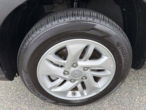 Certified 2025 Hyundai Venue SE image 40