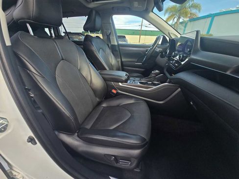 Used 2023 Toyota Highlander Limited image 11