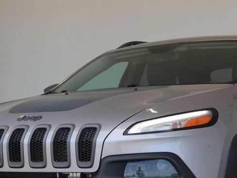 Used 2018 Jeep Cherokee Trailhawk AWD/4WD image 57