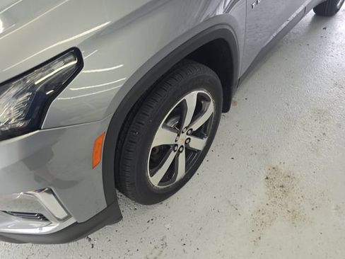 Used 2023 Chevrolet Traverse LT w/ LT Premium Package AWD/4WD image 9