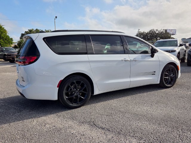 New 2027 Chrysler Pacifica Select FWD image 8