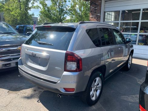 Used 2017 Jeep Compass Latitude AWD/4WD image 3