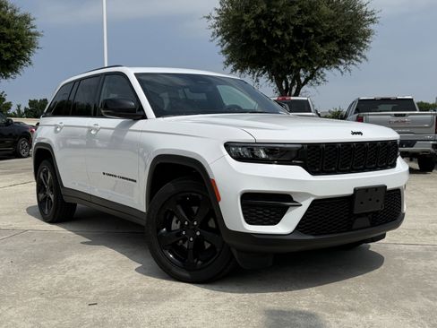 Used 2024 Jeep Grand Cherokee Altitude AWD/4WD image 2