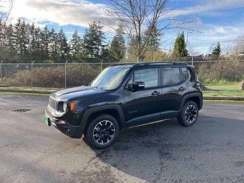 Used 2023 Jeep Renegade Latitude AWD/4WD image 3