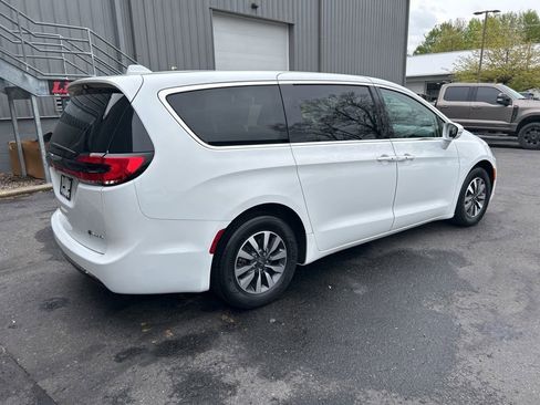 Used 2022 Chrysler Pacifica Touring-L FWD image 4