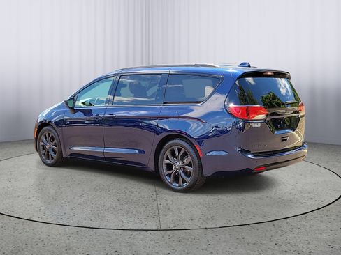 Used 2018 Chrysler Pacifica Touring-L Plus w/ Advanced Safetytec Group FWD image 4