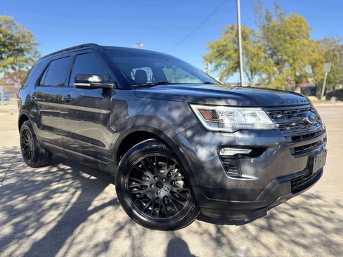 Used 2018 Ford Explorer XLT w/ Equipment Group 202A image 4