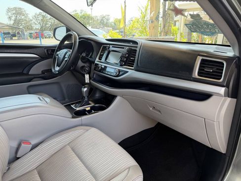 Used 2015 Toyota Highlander Plus FWD image 21