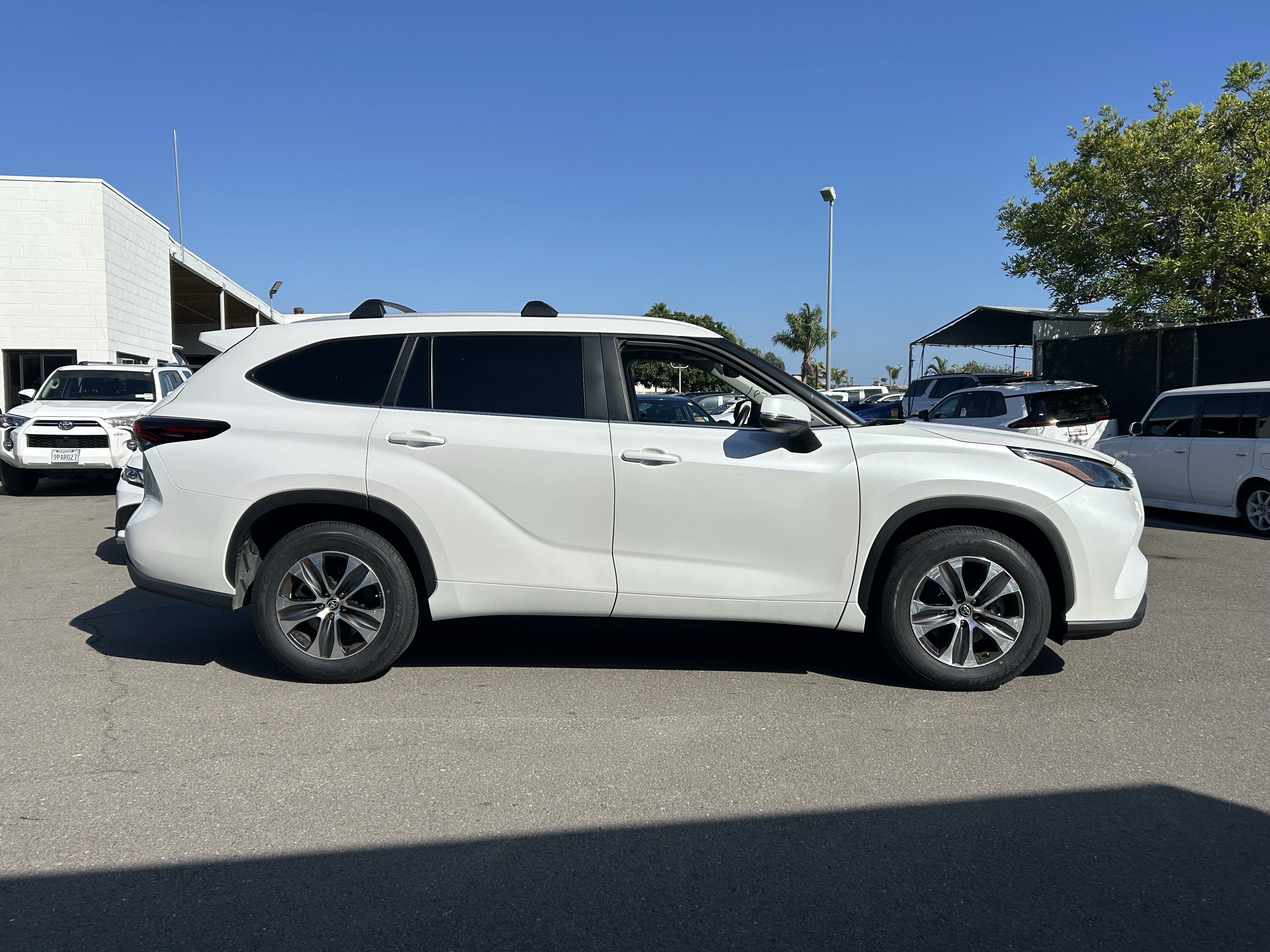 Used 2024 Toyota Highlander XLE FWD image 2
