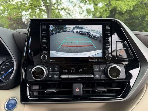 Used 2021 Toyota Highlander XLE AWD/4WD image 26