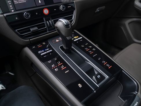 Used 2023 Porsche Macan image 14