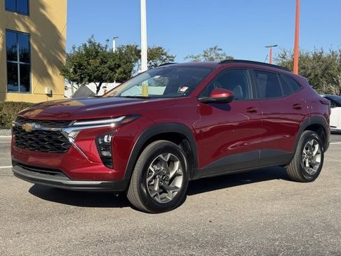 Used 2025 Chevrolet Trax LT w/ LT Convenience Package image 2