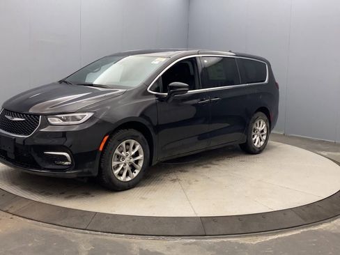 New 2026 Chrysler Pacifica Select image 9
