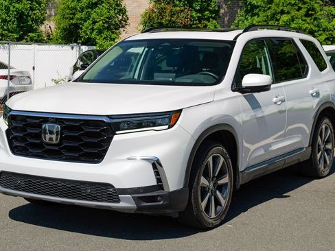 Used 2025 Honda Pilot Elite image 3