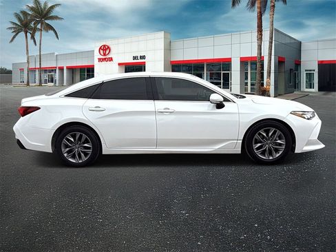 Used 2019 Toyota Avalon XLE image 2