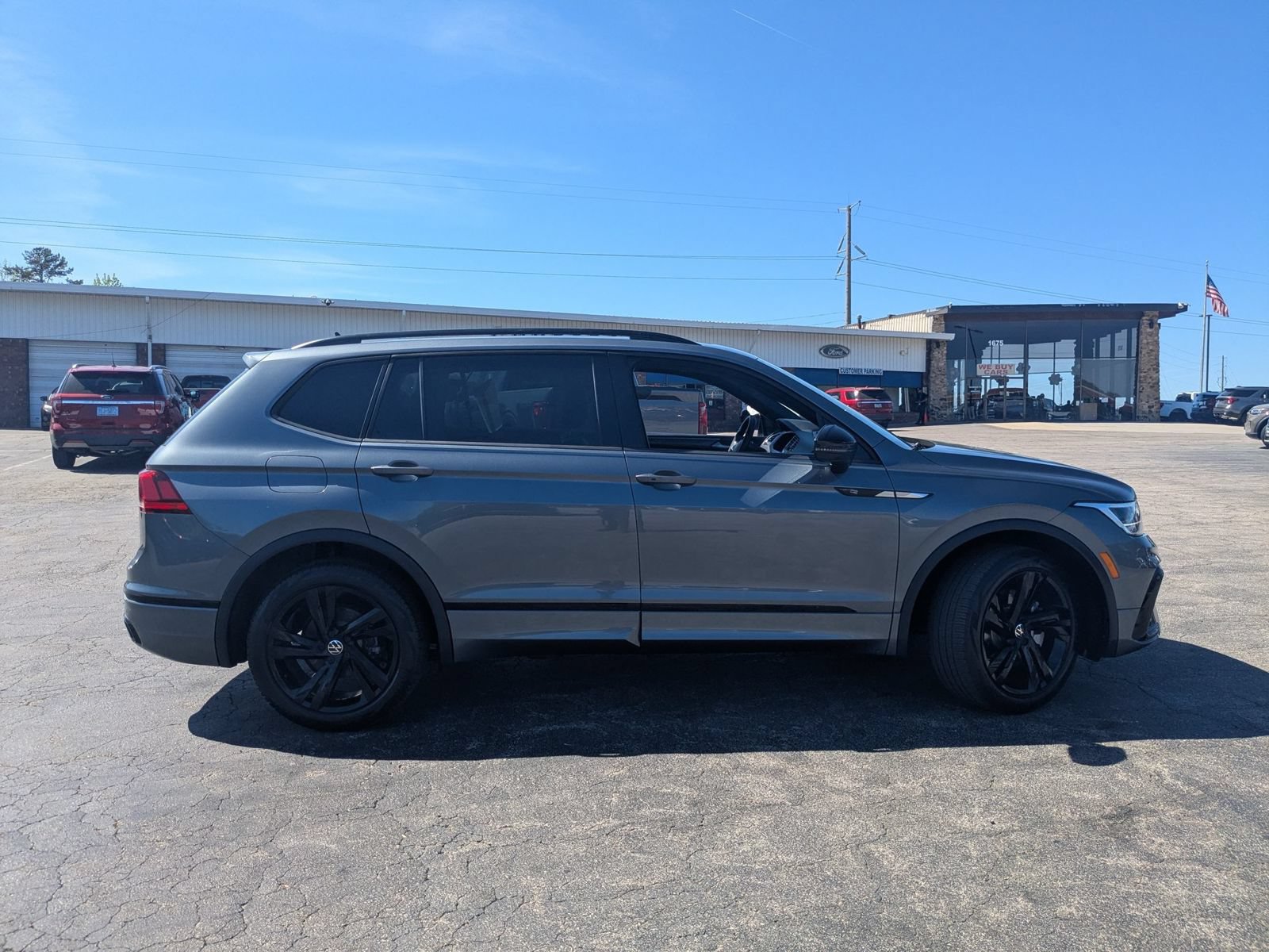 Used 2023 Volkswagen Tiguan SE R-Line AWD/4WD image 11