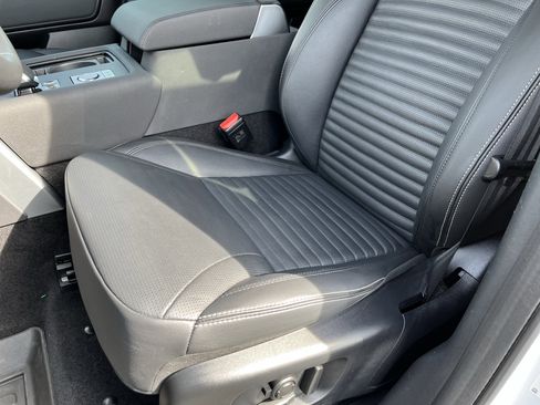 Used 2025 Land Rover Discovery S image 18