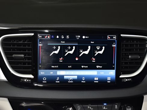 Certified 2024 Chrysler Pacifica Touring-L FWD image 37