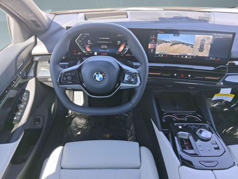 Used 2026 BMW 530i w/ Premium Package RWD image 27