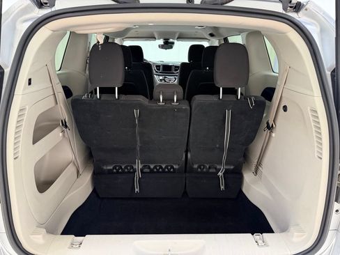 Used 2023 Chrysler Voyager LX FWD image 5