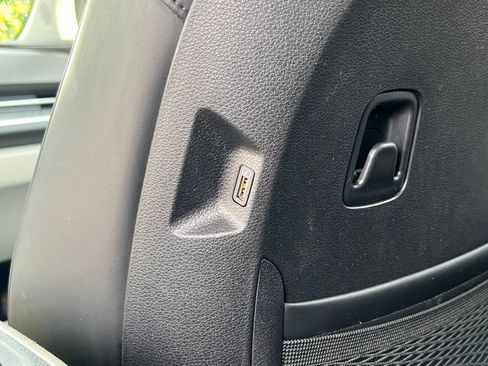 Used 2023 Kia Carnival LX FWD image 15