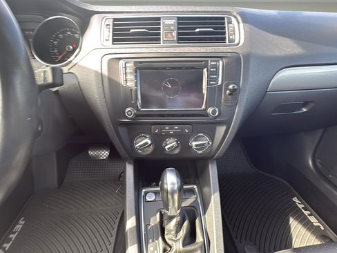 Used 2017 Volkswagen Jetta SE image 10