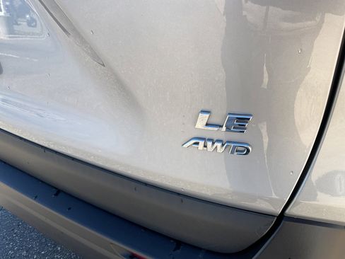 Used 2022 Toyota RAV4 LE AWD/4WD image 10
