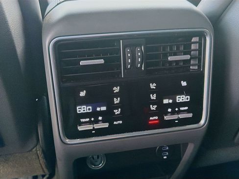 Used 2023 Porsche Cayenne Platinum Edition image 23