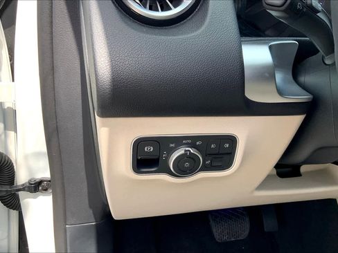 Used 2025 Mercedes-Benz GLB 250 image 12