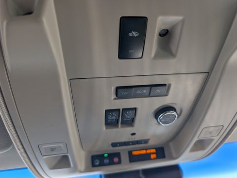 Used 2017 Cadillac Escalade Premium Luxury image 23