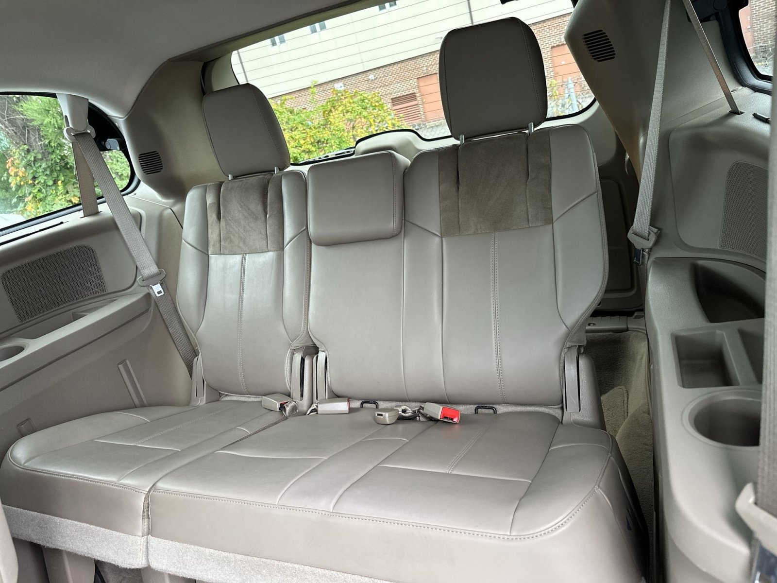 Used 2016 Chrysler Town & Country Limited Platinum FWD image 26