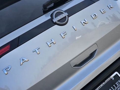 Used 2025 Nissan Pathfinder SV image 11