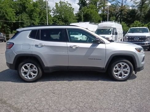 Used 2024 Jeep Compass Latitude AWD/4WD image 2