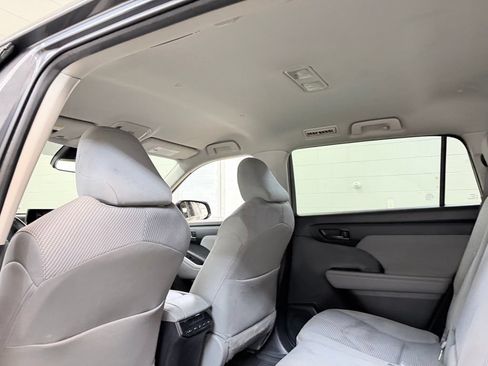 Used 2022 Toyota Highlander LE AWD/4WD image 22