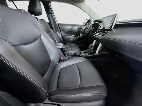 Used 2022 Toyota Corolla Cross XLE AWD/4WD image 29