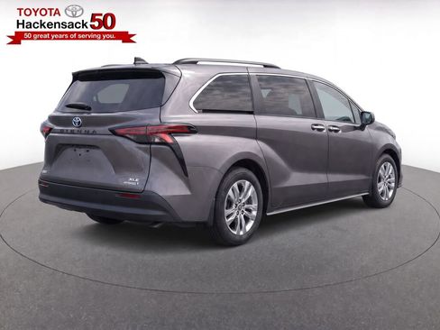 Used 2024 Toyota Sienna XLE w/ XLE Plus Package AWD/4WD image 4