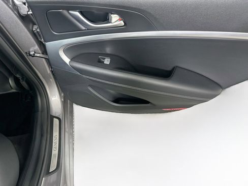 Used 2025 Genesis G70 2.5T RWD image 29
