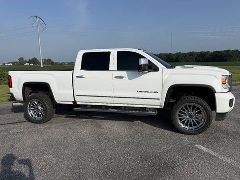 Used 2019 GMC Sierra 2500 Denali w/ Duramax Plus Package AWD/4WD image 5