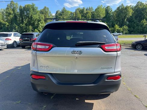 Used 2017 Jeep Cherokee Sport w/ Cold Weather Group AWD/4WD image 6