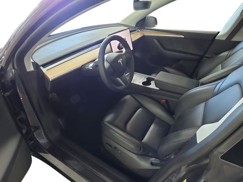 Certified 2023 Tesla Model Y Long Range AWD/4WD image 9