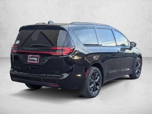 New 2026 Chrysler Pacifica Limited w/ S Appearance Package AWD/4WD image 2
